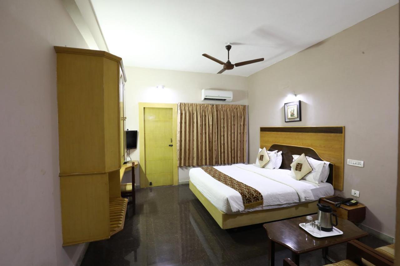 Hotel Mayas Tiruchirappalli Екстериор снимка