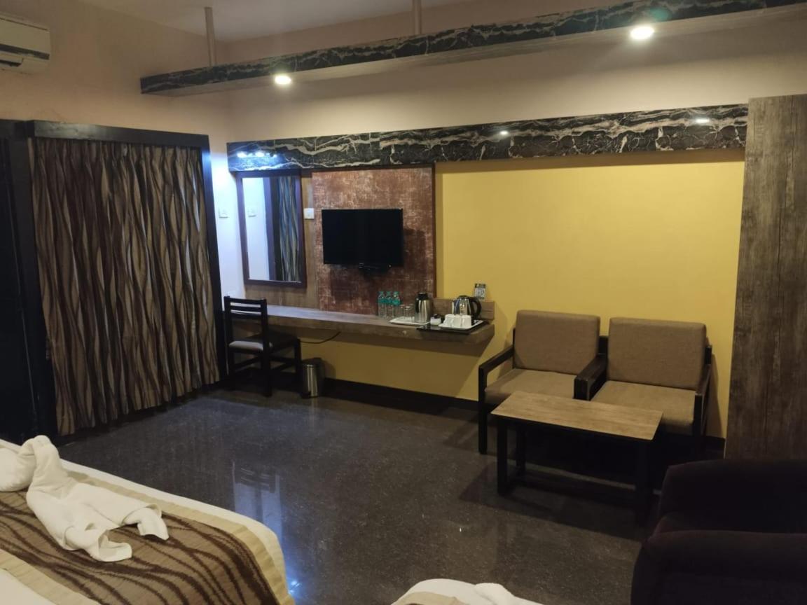 Hotel Mayas Tiruchirappalli Екстериор снимка
